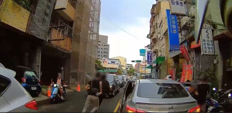 街頭版《實境生存遊戲》上演！民眾變身 NPC 指路員  警沿線追捕棄車四散逃亡越南移工