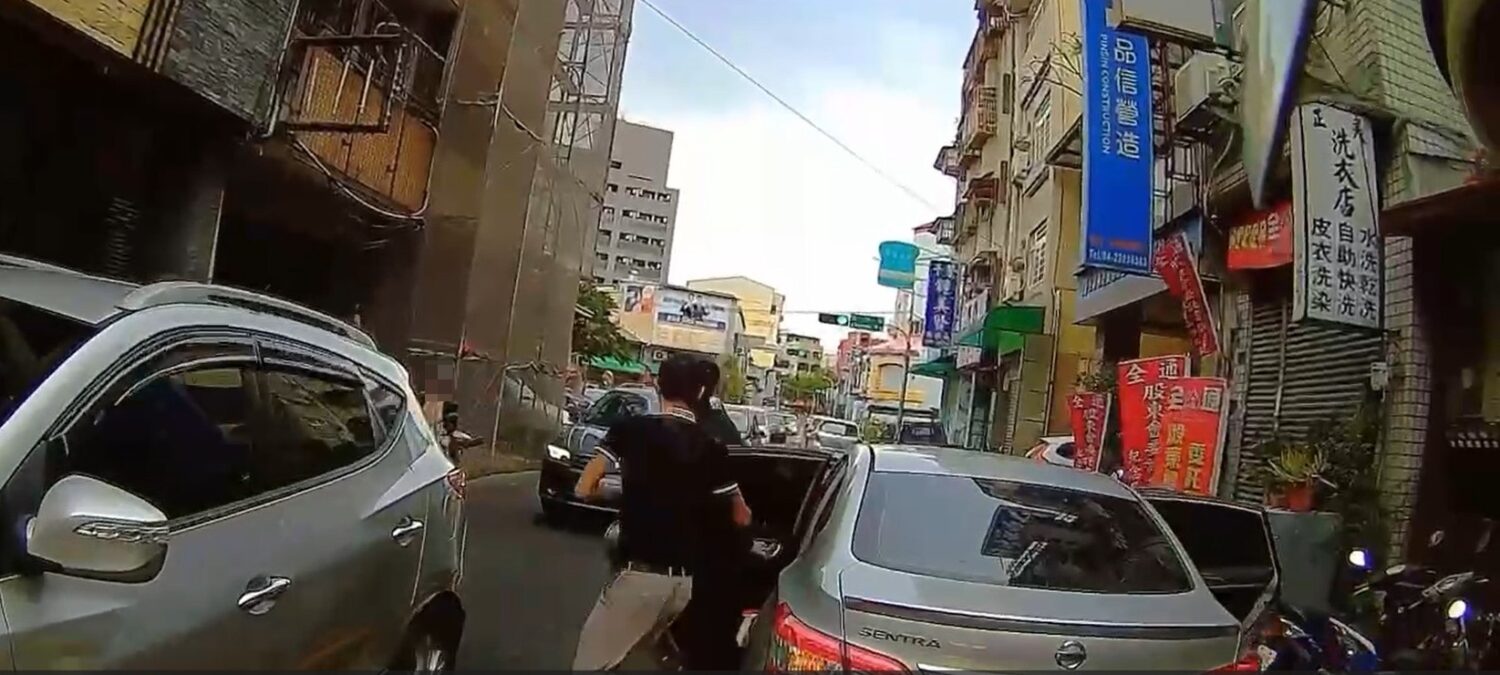 街頭版《實境生存遊戲》上演！民眾變身 NPC 指路員 警沿線追捕棄車四散逃亡越南移工