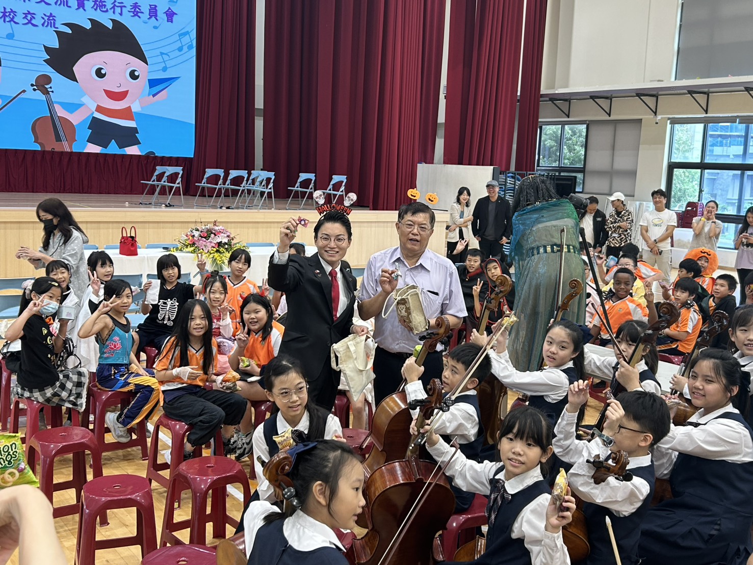 恰巧活動適逢萬聖節，和歌山市議員辻本太一也變起裝，與青埔國小校長林正義和嘉賓共同發放糖果。（記者翻攝）