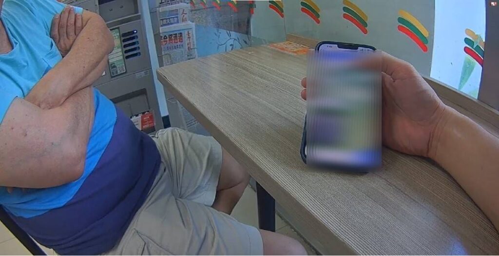 點數詐騙又變招!內湖警與超商店員聯手成功攔阻 員警到場檢視民眾手機內LINE對話內容。(圖/記者薛秀蓮 翻攝)