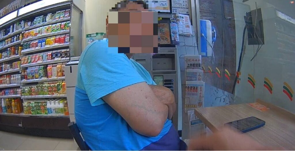 點數詐騙又變招!內湖警與超商店員聯手成功攔阻 民眾聽完員警分析常見詐騙技倆恍然大悟驚覺遇上詐騙。(圖/記者薛秀蓮 翻攝)