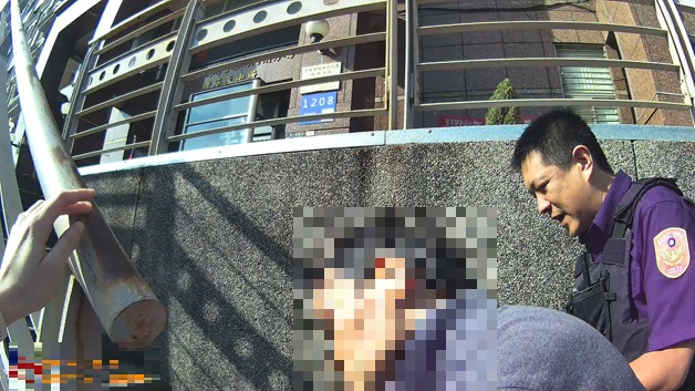 七旬婦街頭摔倒無助 內湖警暖心協助護送回家 員警攙扶老婦到所內休息。(圖/記者薛秀蓮 翻攝)