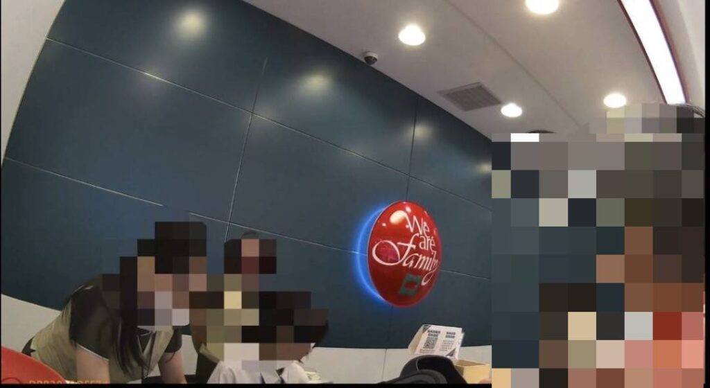 員警分析詐騙集團手法，耐心勸導被害人。(圖／記者薛秀蓮 翻攝)