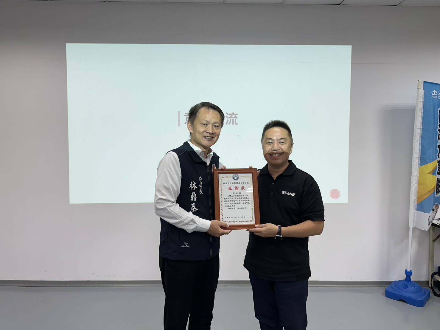 運將成防詐第一線! 中壢警聯55688計程車隊宣導防詐抓車手 運將成防詐第一線! 中壢警聯55688計程車隊宣導防詐抓車手