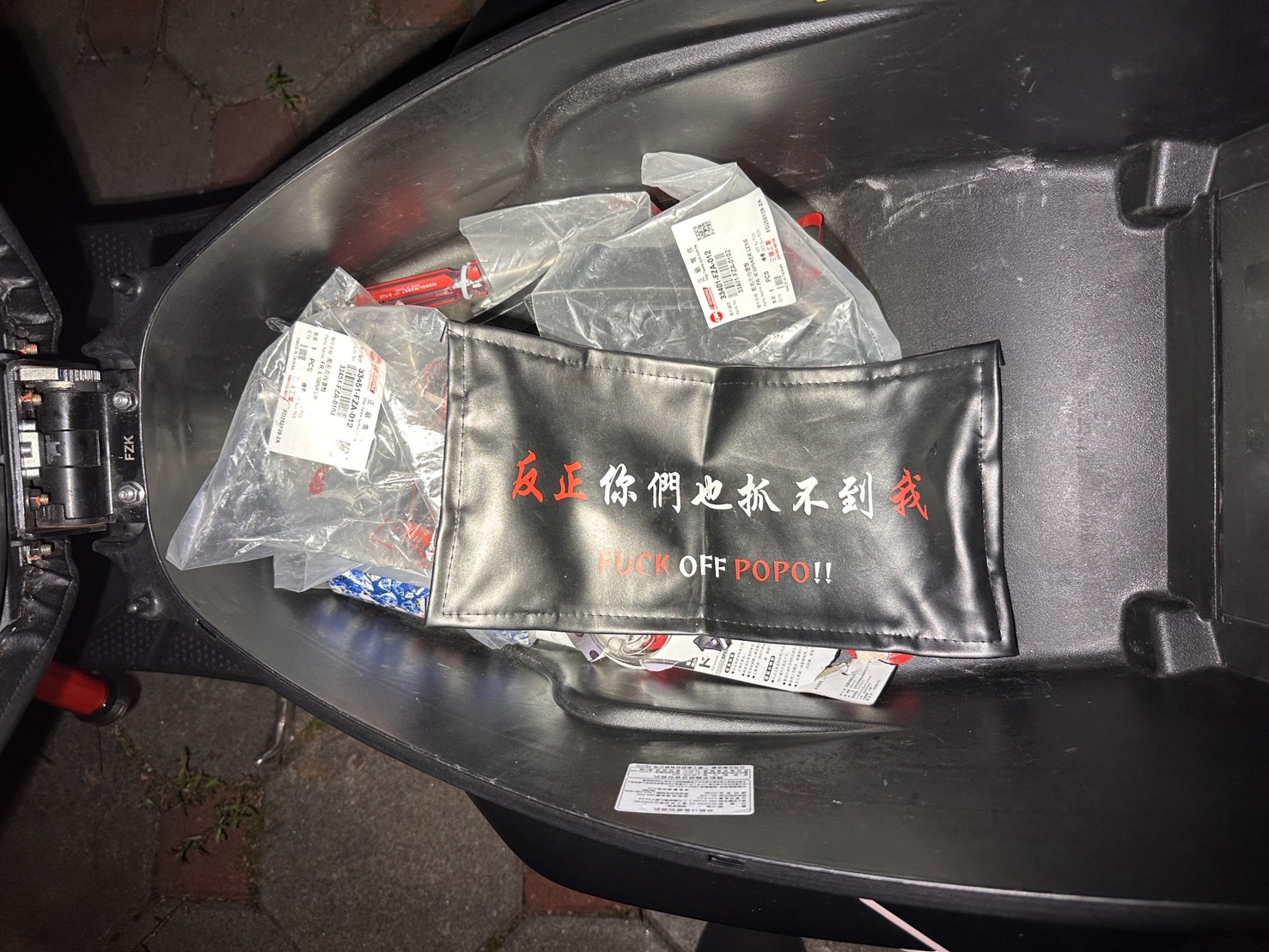 翹牌+改排+囂張貼紙 妙齡女深夜飆車被逮仍嘴硬「反正你們也抓不到我」 翹牌+改排+囂張貼紙,20歲女違規被逮仍嘴硬「反正你們也抓不到我」。(圖/記者澄石翻攝)