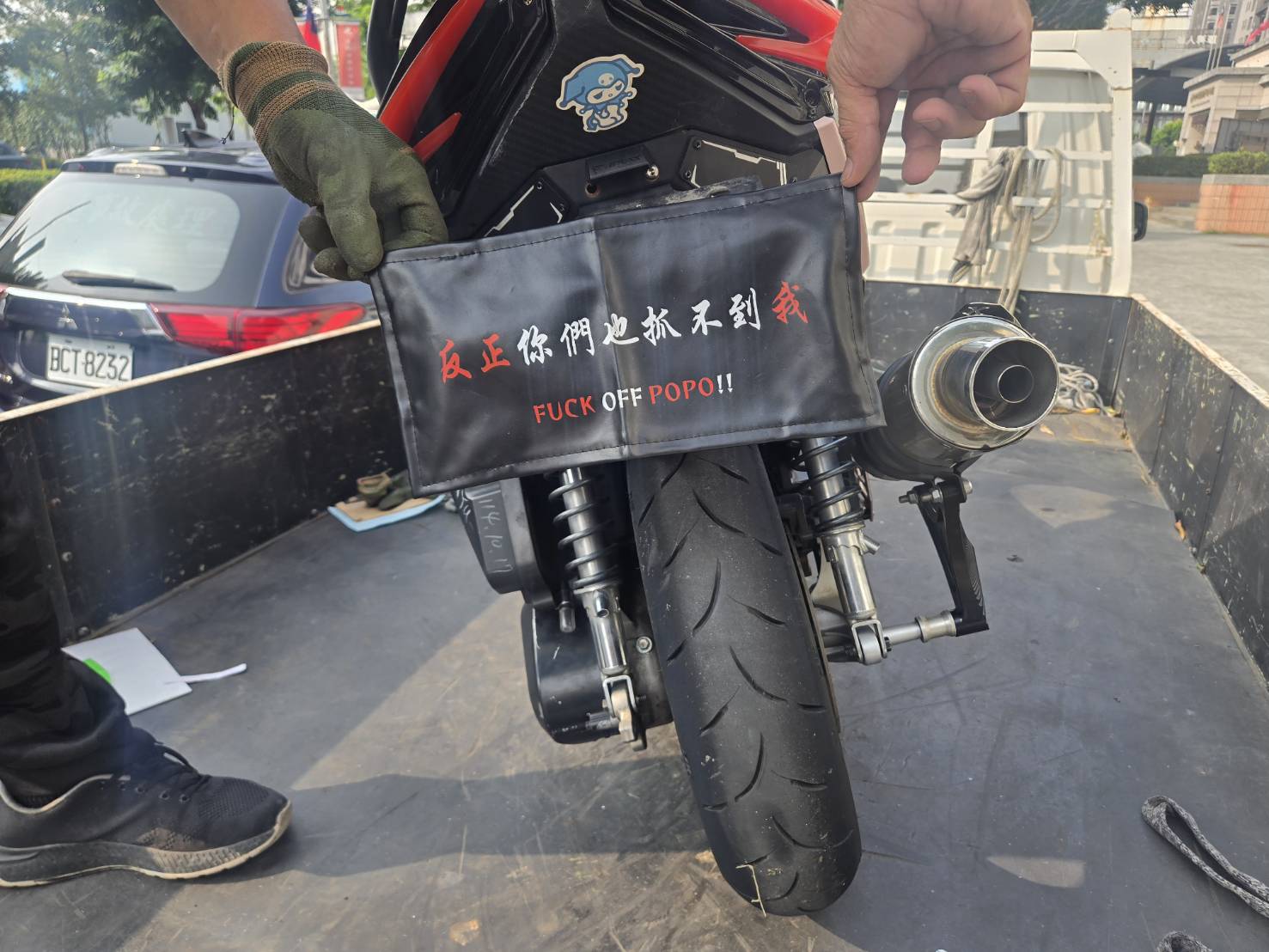 翹牌+改排+囂張貼紙 妙齡女深夜飆車被逮仍嘴硬「反正你們也抓不到我」 翹牌+改排+囂張貼紙 妙齡女深夜飆車被逮仍嘴硬「反正你們也抓不到我」