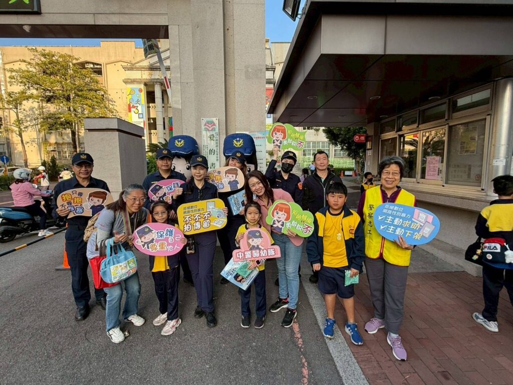 忠孝國小130週年校慶熱鬧登場 婦幼警護童宣導打造「友善、安全、幸福」校園 忠孝國小130週年校慶熱鬧登場 婦幼警護童宣導打造「友善、安全、幸福」校園