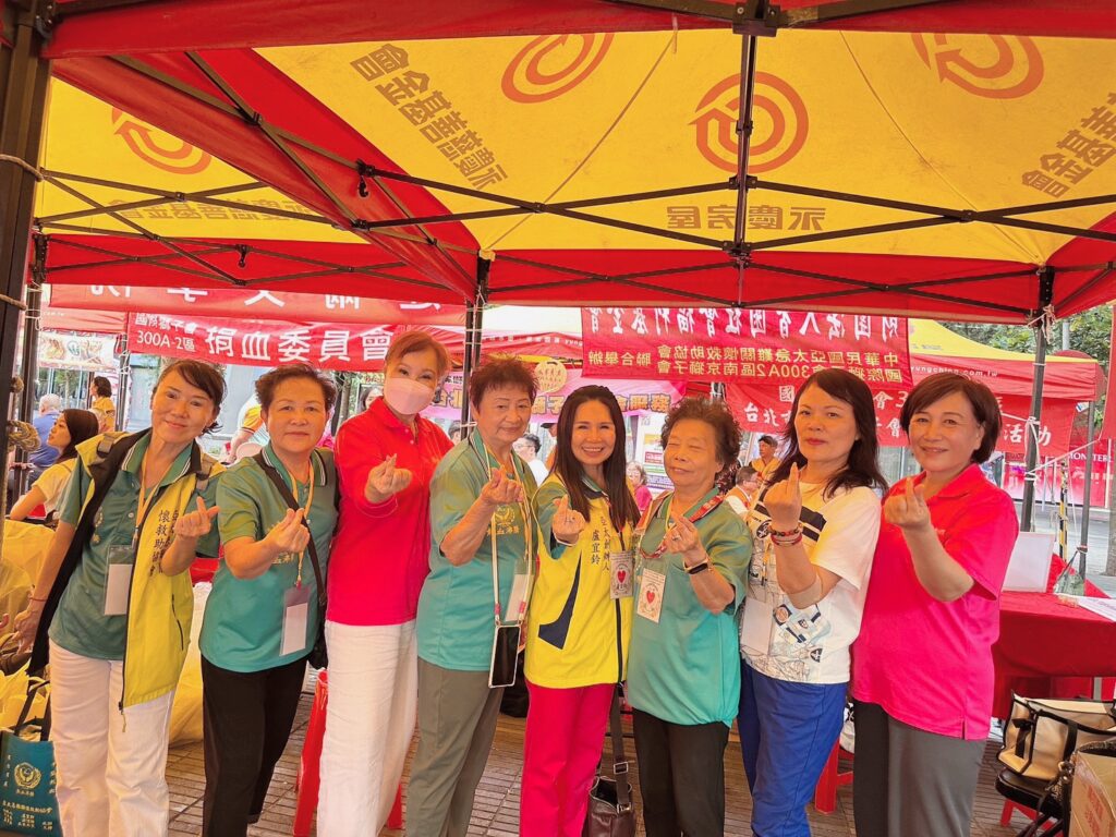 盧宜鈴老師與志工們在捐血活動現場，用微笑傳遞溫暖，用行動延續愛。(圖/亞太急難關懷救助協會 提供)