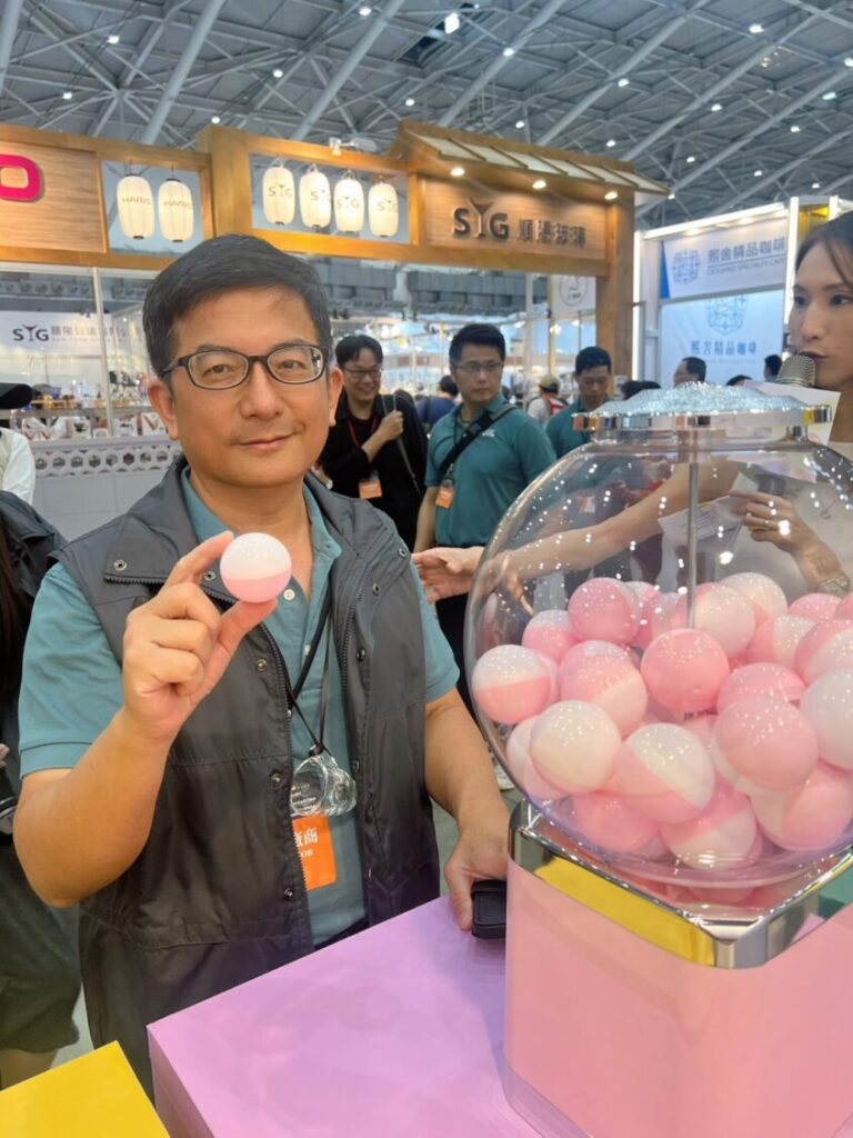 農村好物館首登2025臺灣國際咖啡展 四大風味概念店展現臺灣茶酒咖啡與點心的魅力 農業部農村發展及水土保持署蘇茂祥副署長親自體驗「農村好物扭蛋趣」。(圖/薛秀蓮拍攝)