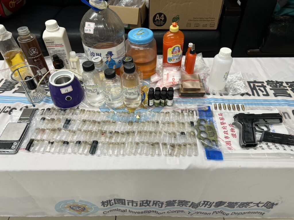 想溜不成!通緝犯拒門遭攻堅 桃警起獲大批槍毒與喪屍煙彈原料 想溜不成!通緝犯拒門遭攻堅 桃警起獲大批槍毒與喪屍煙彈原料