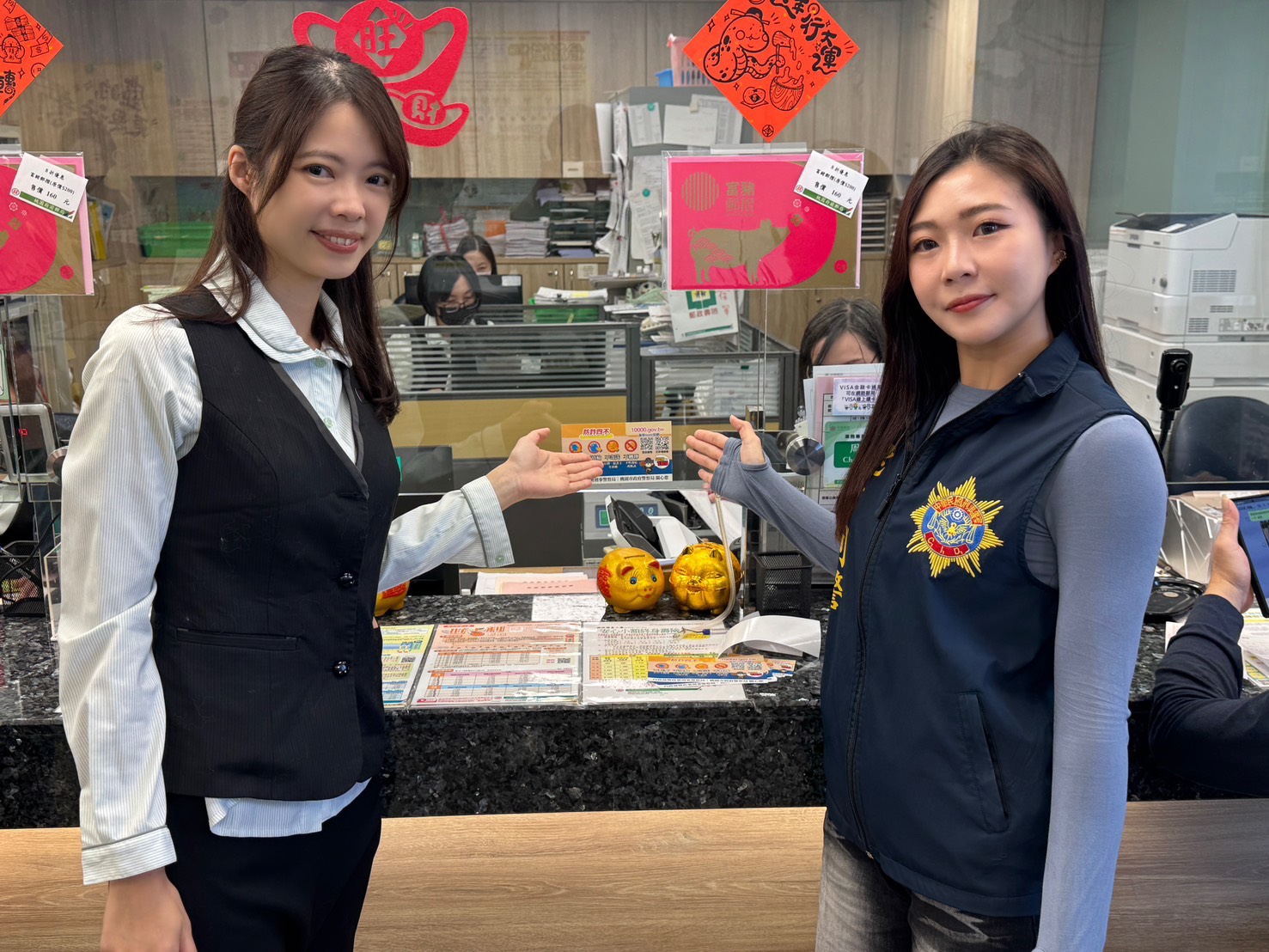 桃市政府警局與內政部警政署刑事警察局聯名印製「防詐四不」貼紙，張貼在各大金融機構ATM及郵局等。（記者翻攝）