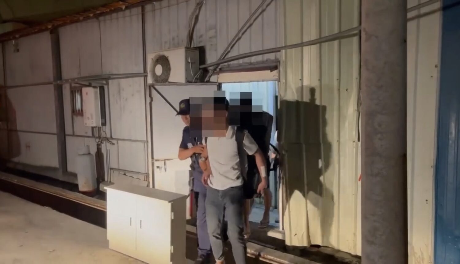 歇業小吃部變身越式毒趴KTV！警方強勢攻堅逮38名越籍男女。〈圖/記者蔡宗武翻攝〉