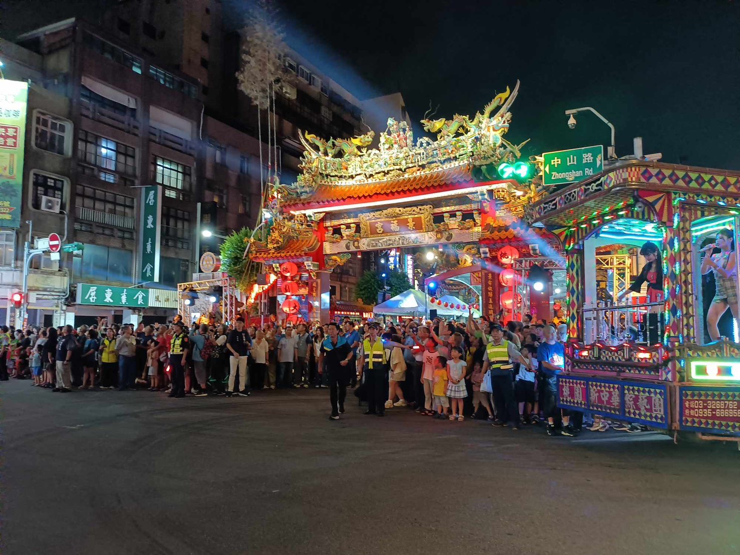 桃園慈護宮水燈遶境登場　桃警啟動交通疏導維安