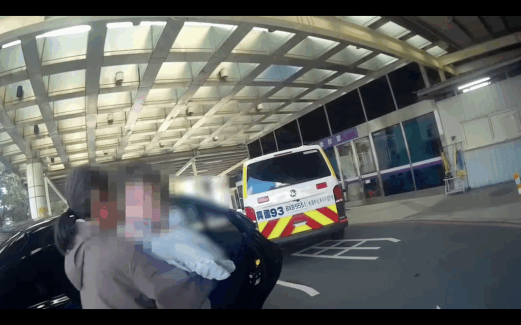 1歲幼童遭燙傷情況危急! 八德暖警急鳴笛開道助送醫 1歲幼童遭燙傷情況危急! 八德暖警急鳴笛開道助送醫