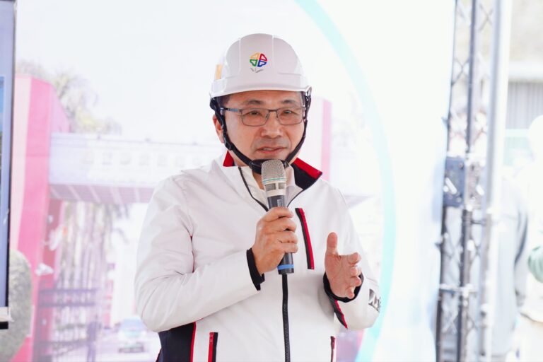 視察華僑高中透水保水工程 侯友宜：提升浮洲地區排水效能