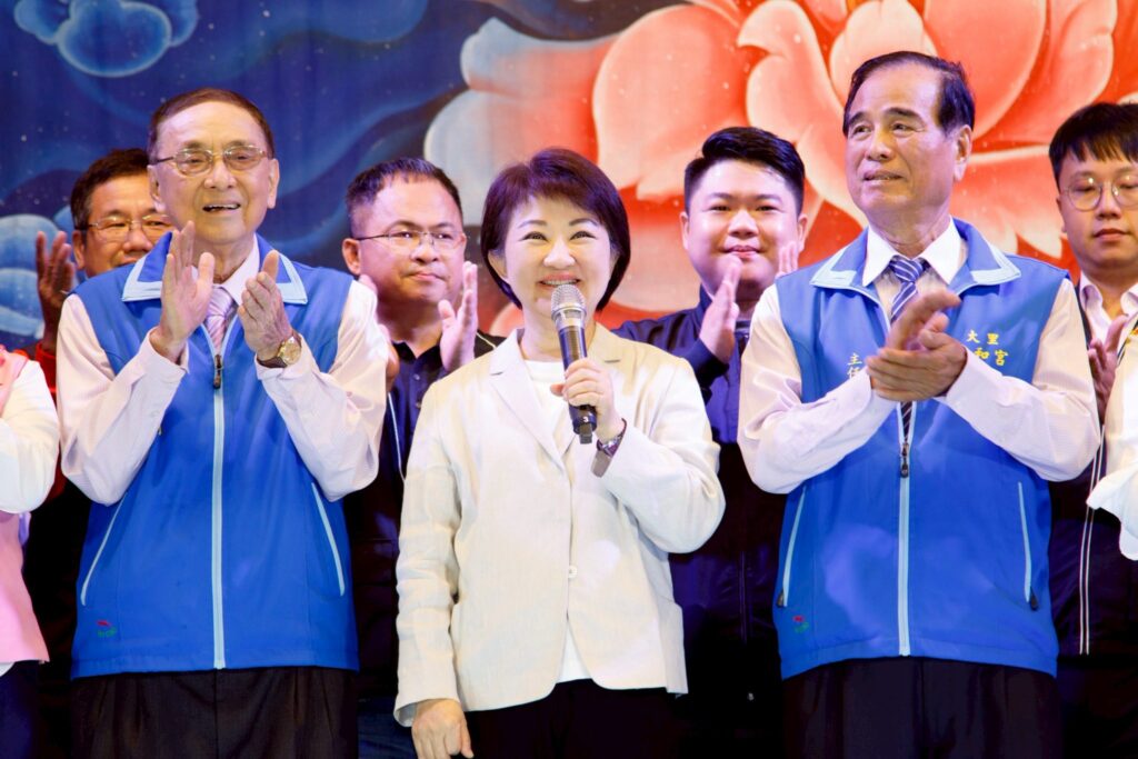 明華園日字團大里瑞和宮熱力開演 盧市長贈匾「慈光普照」肯定廟方挺傳藝、文化再發光 明華園日字團大里瑞和宮熱力開演 盧市長贈匾「慈光普照」肯定廟方挺傳藝、文化再發光