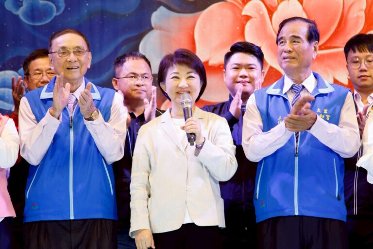 明華園日字團大里瑞和宮熱力開演　盧市長贈匾「慈光普照」肯定廟方挺傳藝、文化再發光