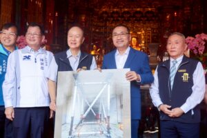 艋舺龍山寺捐贈消防救援裝備 　侯友宜感謝守護救災安全