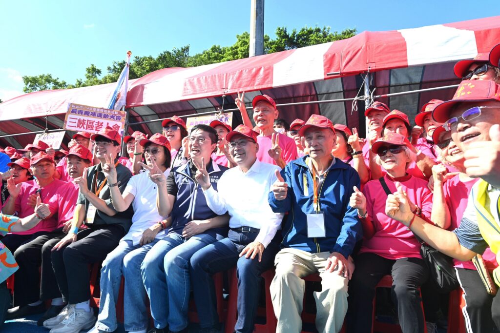 新北市「長青趣味運動大會」登場 侯友宜與長者一同動健康 新北市「長青趣味運動大會」登場 侯友宜與長者一同動健康