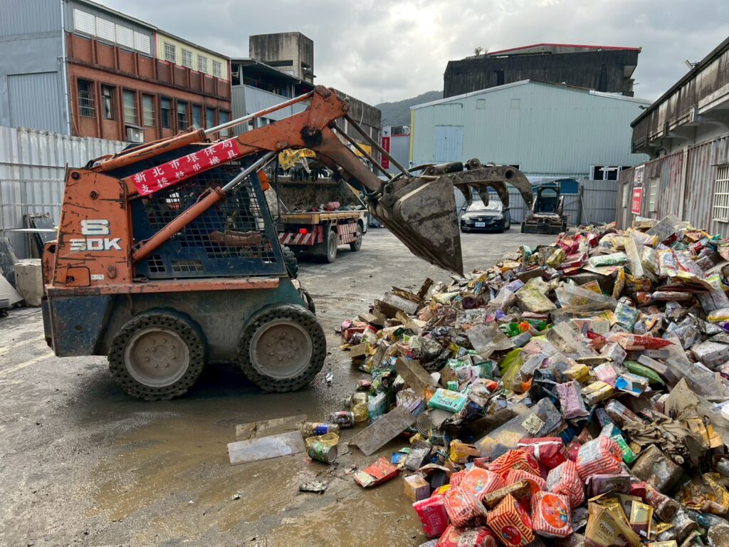 新北出動25輛機具支援宜蘭鳳凰颱風災後環境復原 新北出動25輛機具支援宜蘭鳳凰颱風災後環境復原