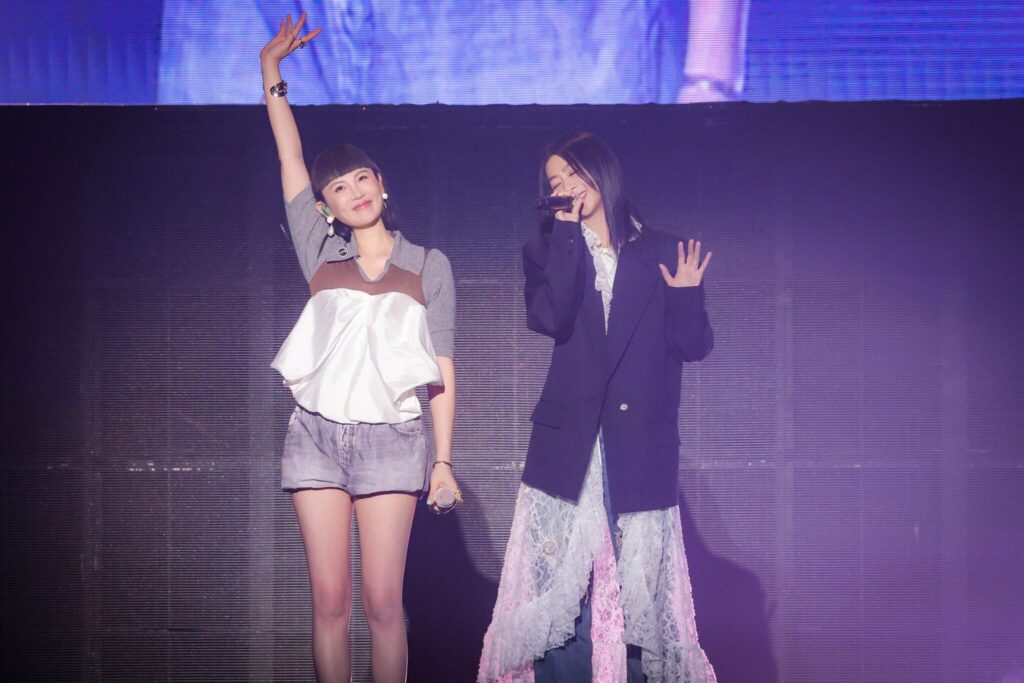 魏如萱x陳綺貞上海夢幻合體！雙女神相隔11年再合唱〈在不確定的世界裡〉全場尖叫炸裂