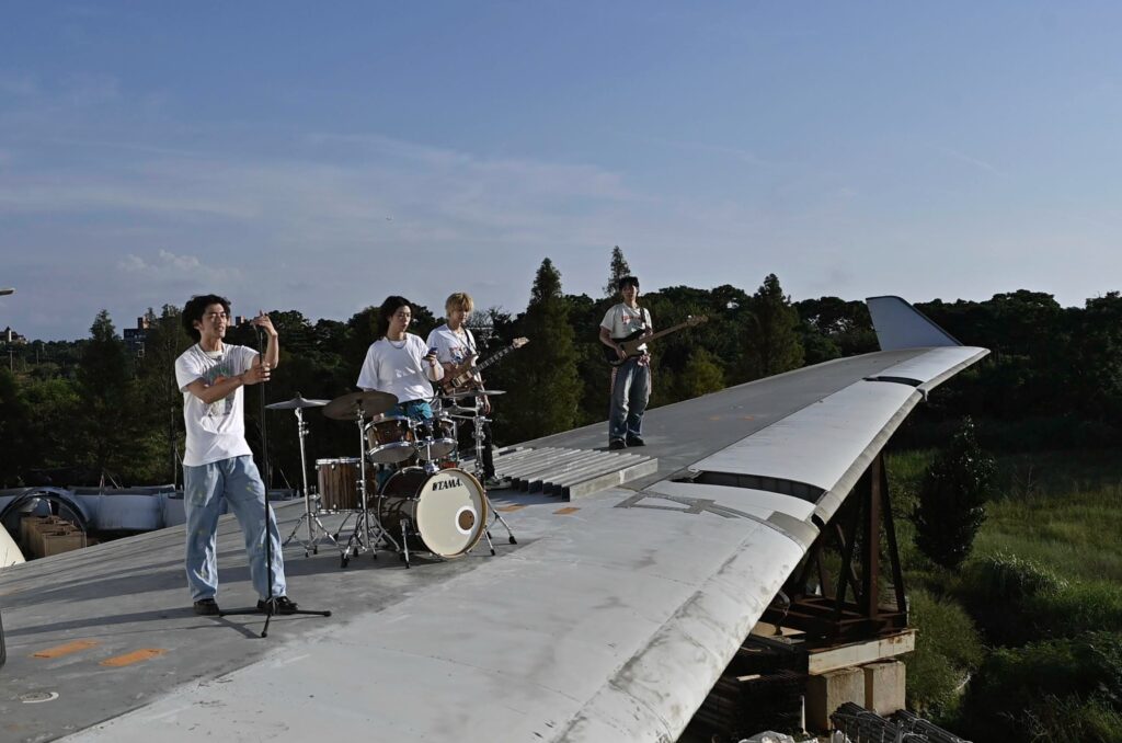 數十億場景+巨無霸客機實拍!帕拉斯PALLAS出道首支MV就玩這麼大 4 %E4%B8%8B%E5%8D%886.28 2025 12 15%E7%9A%84%E5%BD%B1%E5%83%8F 1