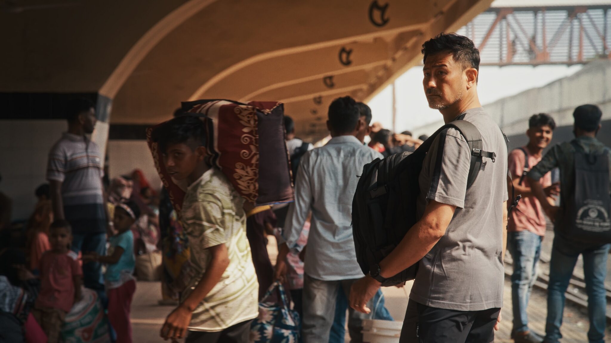 新加坡主持人林明倫挑戰孟加拉返鄉之旅 爬火車車頂體驗「一票難求」震撼現場 新加坡主持人林明倫挑戰孟加拉返鄉之旅 爬火車車頂體驗「一票難求」震撼現場
