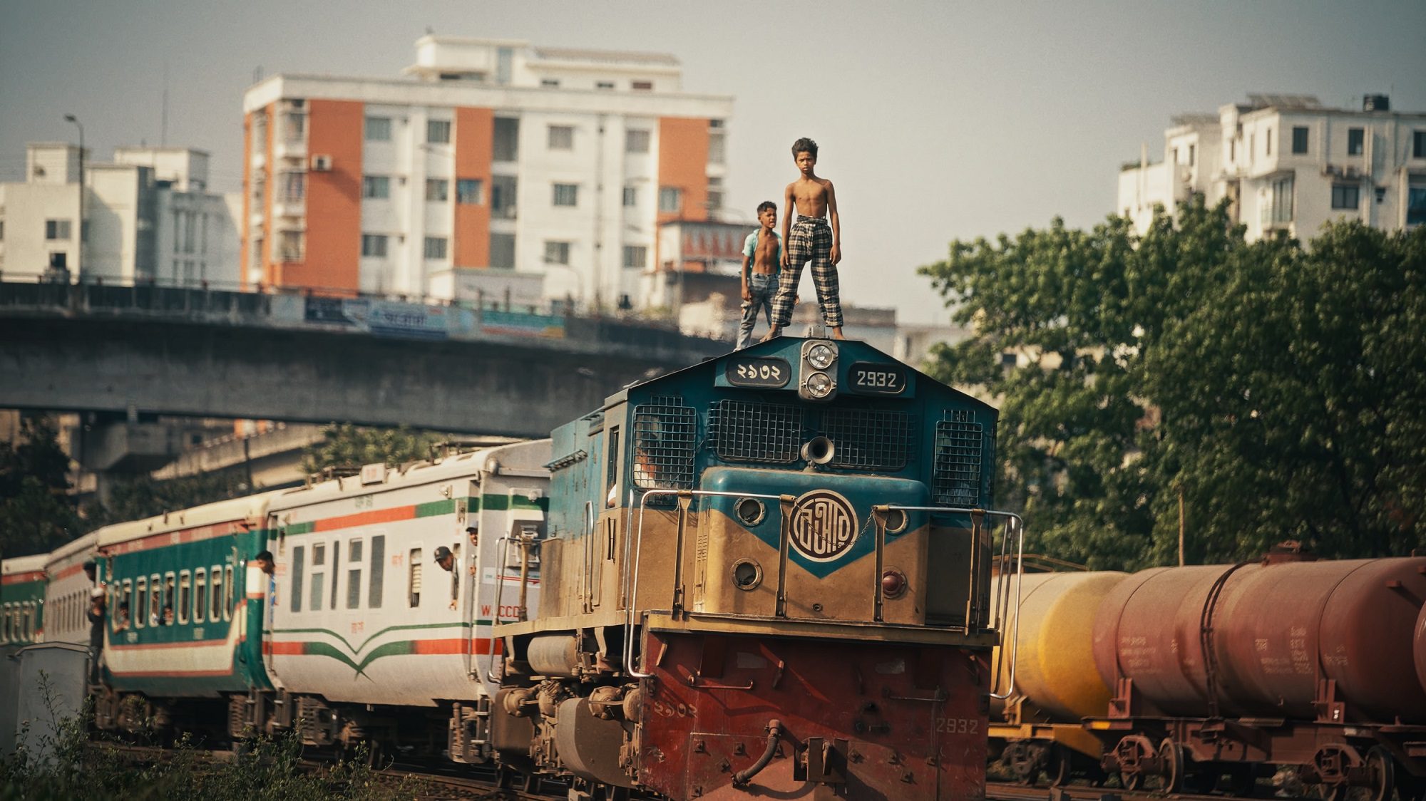 新加坡主持人林明倫挑戰孟加拉返鄉之旅 爬火車車頂體驗「一票難求」震撼現場 新加坡主持人林明倫挑戰孟加拉返鄉之旅 爬火車車頂體驗「一票難求」震撼現場