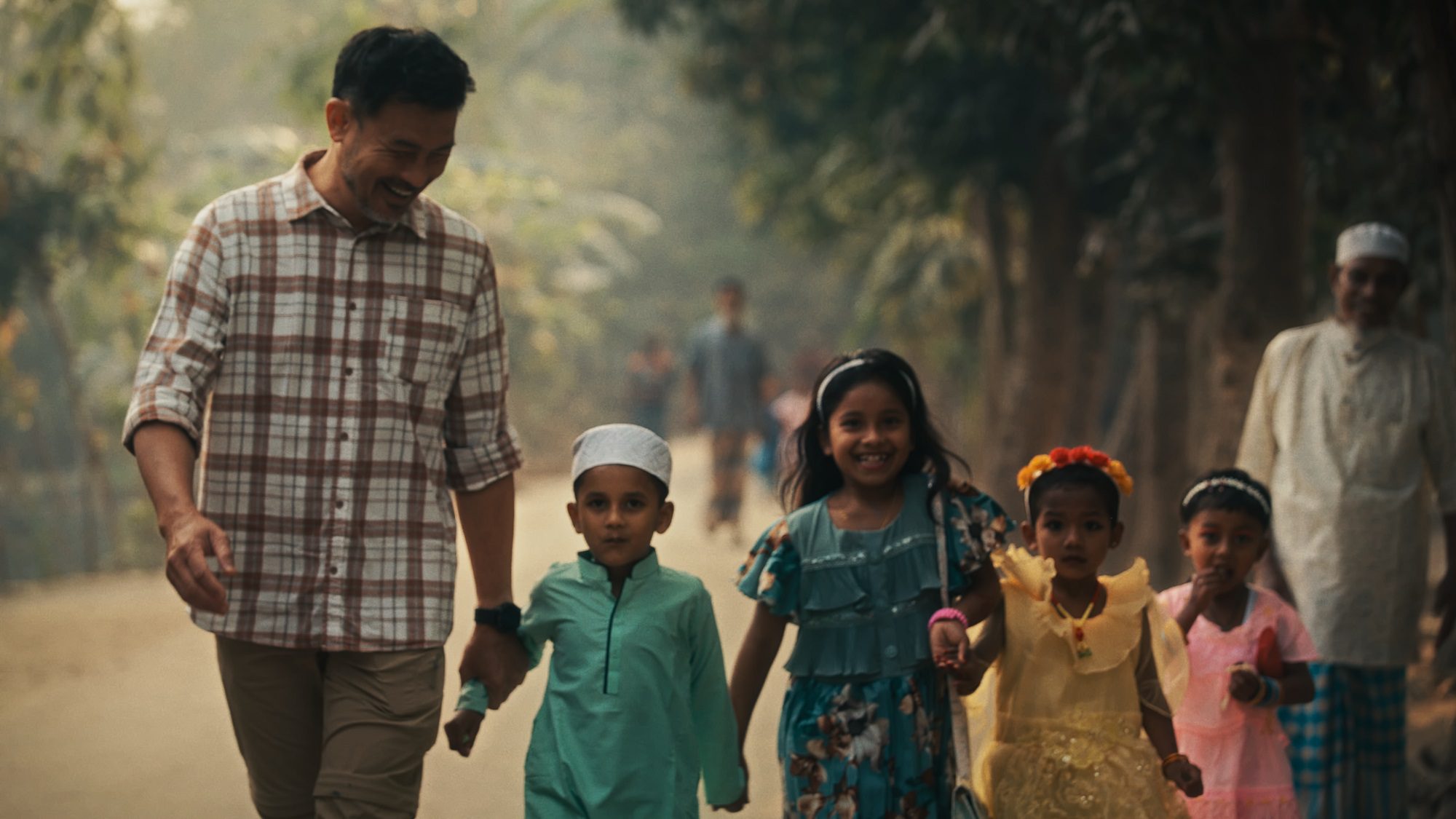 新加坡主持人林明倫挑戰孟加拉返鄉之旅 爬火車車頂體驗「一票難求」震撼現場 新加坡主持人林明倫挑戰孟加拉返鄉之旅 爬火車車頂體驗「一票難求」震撼現場