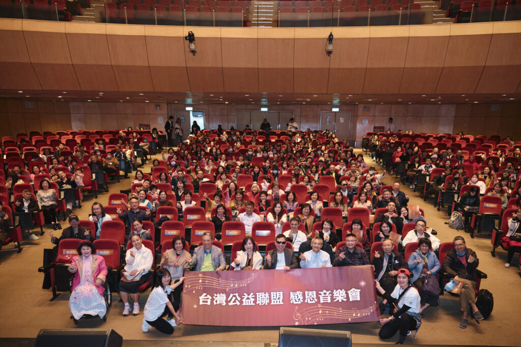 台灣公益聯盟《築夢之聲》 台灣「首創」多感官沉浸式身障公益音樂會 8 %E5%8F%B0%E7%81%A3%E5%85%AC%E7%9B%8A%E8%81%AF%E7%9B%9F%E3%80%8C%E7%AC%AC%E4%BA%8C%E5%B1%86%E3%80%8D%E6%84%9F%E6%81%A9%E9%9F%B3%E6%A8%82%E6%9C%83%E3%80%8A%E7%AF%89%E5%A4%A2%E4%B9%8B%E8%81%B2%E3%80%8B%E5%85%A8%E9%AB%94%E6%BC%94%E5%87%BA%E8%80%85%E8%88%87%E8%B2%B4%E8%B3%93%E5%90%88%E5%BD%B1%E3%80%82%E4%B8%8D%E5%90%8C%E7%94%9F%E5%91%BD%E6%AD%B7%E7%A8%8B