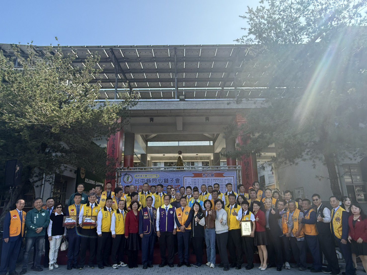 溫馨的聖誕節禮物! 台中縣同心獅子會捐贈中市府2輛復康巴士 溫馨的聖誕節禮物! 台中縣同心獅子會捐贈中市府2輛復康巴士