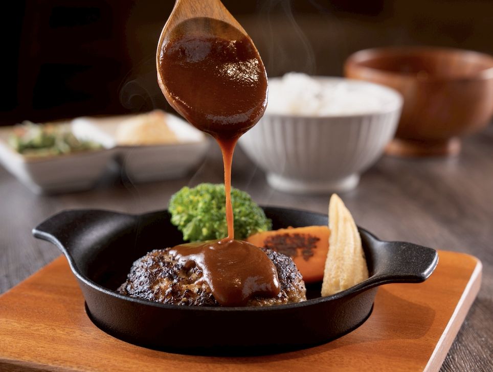 圖／米與多蜜最受歡迎的「多蜜醬」，由GANKO總料理長笠原隆昌監製，以紅酒慢火熬煮，融合番茄紅醬與味噌，形成甘鹹酸交織的層次感。（米與多蜜 提供）