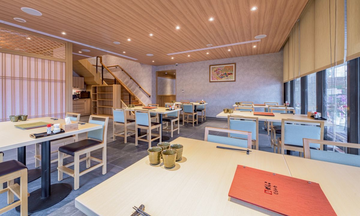 圖／莞固和食提供多種座位選擇，無論是雙人、家庭或朋友聚餐，都能享受舒適且具儀式感的用餐氛圍。（莞固和食 提供）