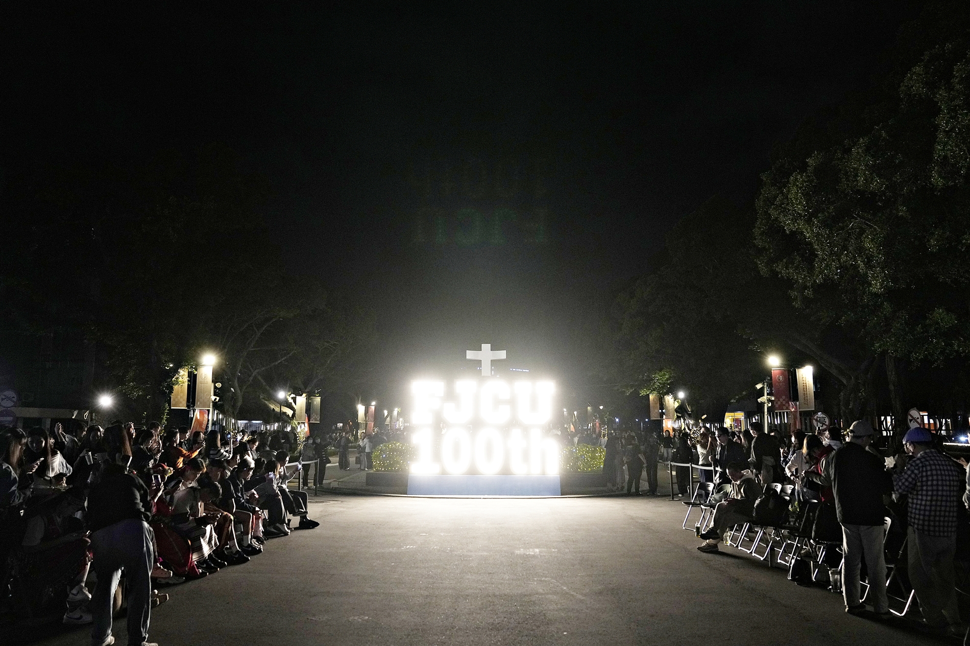 輔大百年禧年點燈 上千人見證溫暖時刻