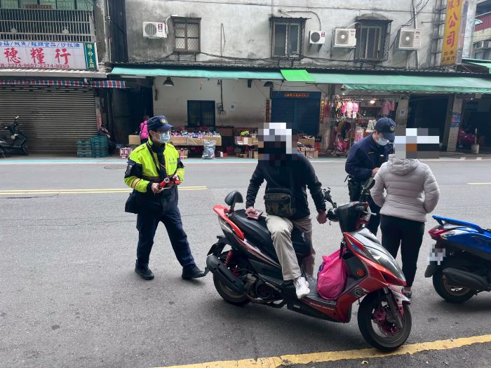 重大事故驟降七成 土城警智能交通治理奏效 23 《圖說》土城警針對易肇事與不友善的交通設施展開全面檢測。〈土城分局提供〉