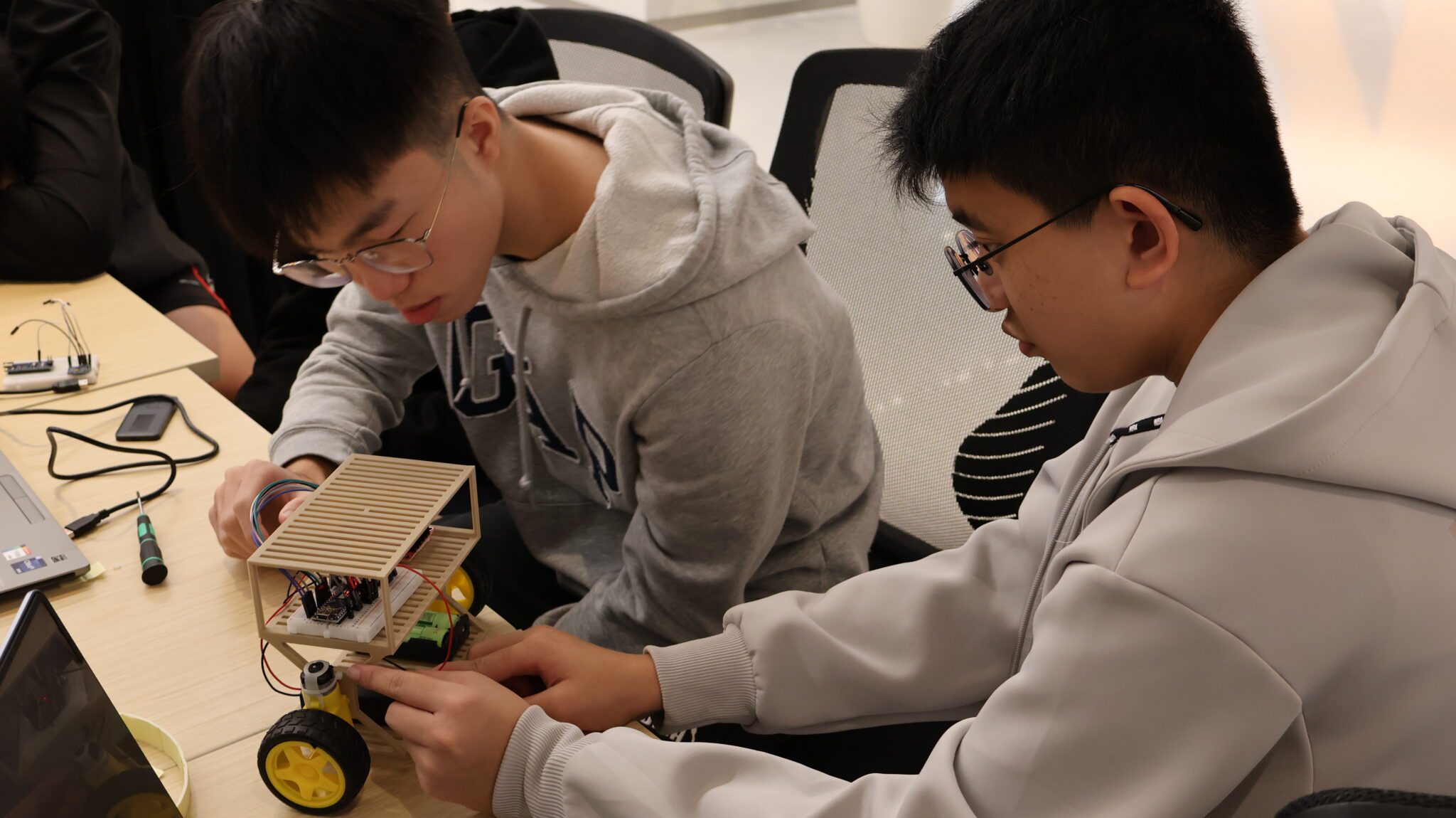 達發科普學堂邁第三屆 攜手東華、台大前進花蓮 助偏鄉學子探索科技 達發科普學堂邁第三屆 攜手東華、台大前進花蓮 助偏鄉學子探索科技