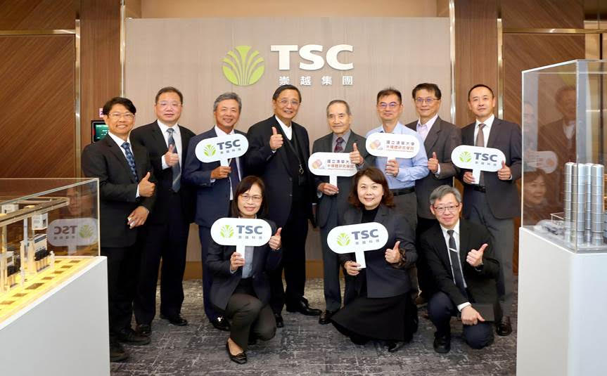 浸潤式微影之父聯名 崇越捐贈晶圓廠模型助人才 浸潤式微影之父聯名 崇越捐贈晶圓廠模型助人才