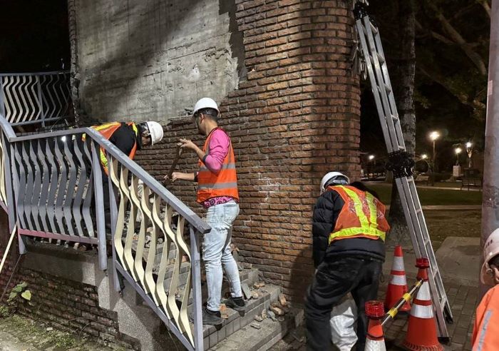 強震過後 新北全面巡檢橋梁道路 16 《圖說》新莊區龍安陸橋出現部分柱面磁磚掉落,初步檢視橋梁主體結構並無異常,後續將全面拆除剩餘磁磚。〈工務局提供〉