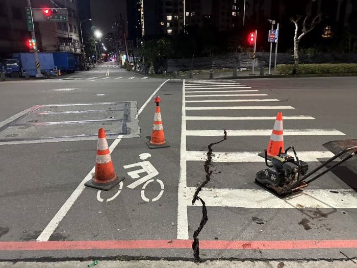 強震過後 新北全面巡檢橋梁道路 18 《圖說》新莊區中央路(宏匯廣場周邊道路)因地震出現路面裂縫,養工處已填縫改善,後續將進行刨鋪作業。〈工務局提供〉