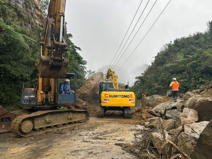 強震過後 新北全面巡檢橋梁道路 17 《圖說》平溪區106線72.3公里處發生土石坍方,工務局第一時間已調派人員與機具進場搶修,預計今日下午3時恢復單向通車。〈工務局提供〉