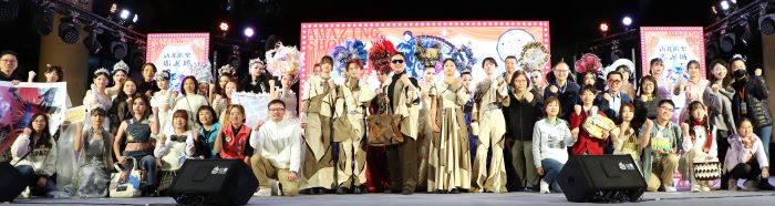 耶誕城秒變實戰舞台 北北桃宜鬥豔時尚走向世界 11 《圖說》北北桃宜四縣市鬥豔時尚聯演 新北耶誕城秒變國際時裝週。〈教育局提供〉