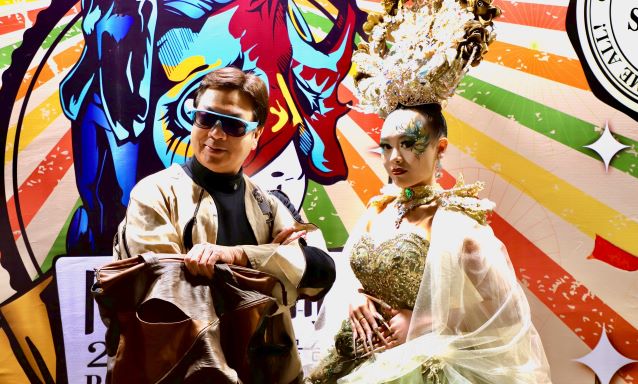 耶誕城秒變實戰舞台 北北桃宜鬥豔時尚走向世界 13 《圖說》劉和然副市長與樹人家商美容科三年級宋沛穎合影展現時尚氣度。〈教育局提供〉