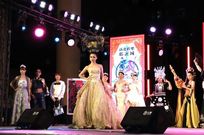 耶誕城秒變實戰舞台 北北桃宜鬥豔時尚走向世界 12 《圖說》結合璀璨燈海與濃厚耶誕氛圍,打造融合城市節慶與專業時尚的跨域展演。〈教育局提供〉