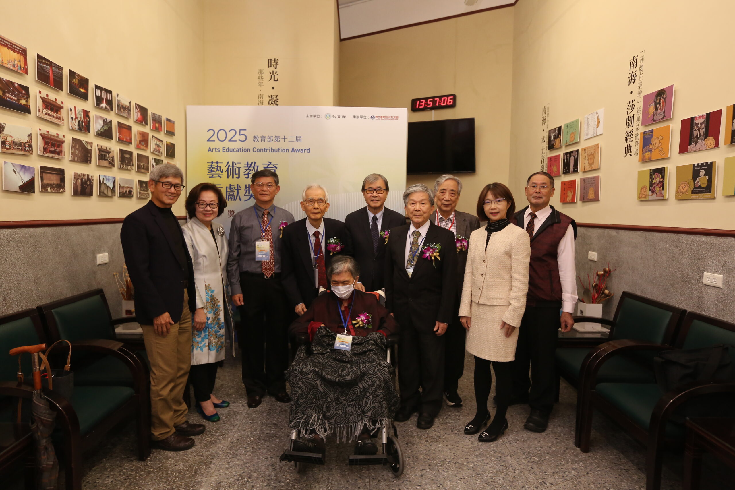 第十二屆「教育部藝術教育貢獻獎」頒獎 累積豐碩的藝術教育成果 6 %E6%95%99%E8%82%B2%E9%83%A8%E9%84%AD%E8%8B%B1%E8%80%80%E9%83%A8%E9%95%B7%E8%88%87%E7%B5%82%E8%BA%AB%E6%88%90%E5%B0%B1%E7%8D%8E%E5%BE%97%E4%B8%BB%E7%AD%89%E4%BA%BA%E5%90%88%E5%BD%B1 scaled