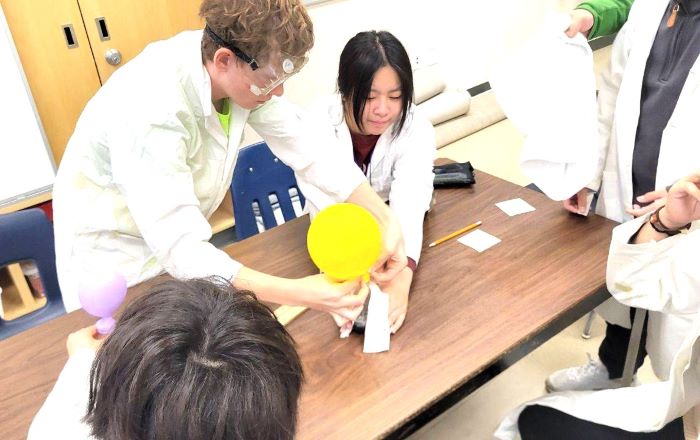 赴美加「做中學」 新北20位學子分享成長體悟 53 《圖說》中山國中陳妍心同學(右)在加拿大與學伴合作進行科學實驗。〈教育局提供〉