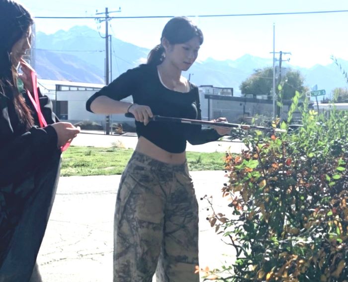 赴美加「做中學」 新北20位學子分享成長體悟 52 《圖說》林口康橋國際學校陳宥佑(右)赴美國猶他州參與志工社區服務體驗。〈教育局提供〉