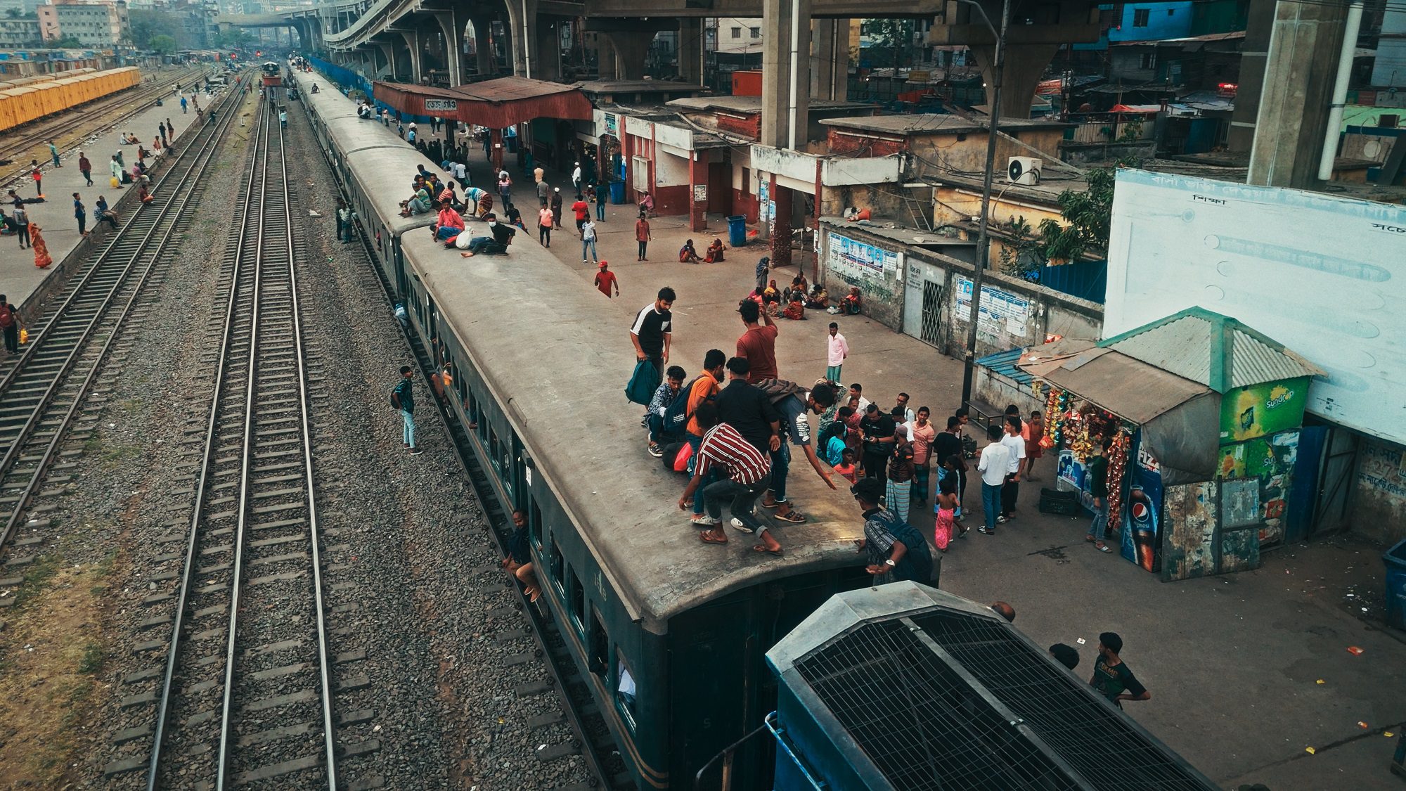新加坡主持人林明倫挑戰孟加拉返鄉之旅 爬火車車頂體驗「一票難求」震撼現場 新加坡主持人林明倫挑戰孟加拉返鄉之旅 爬火車車頂體驗「一票難求」震撼現場