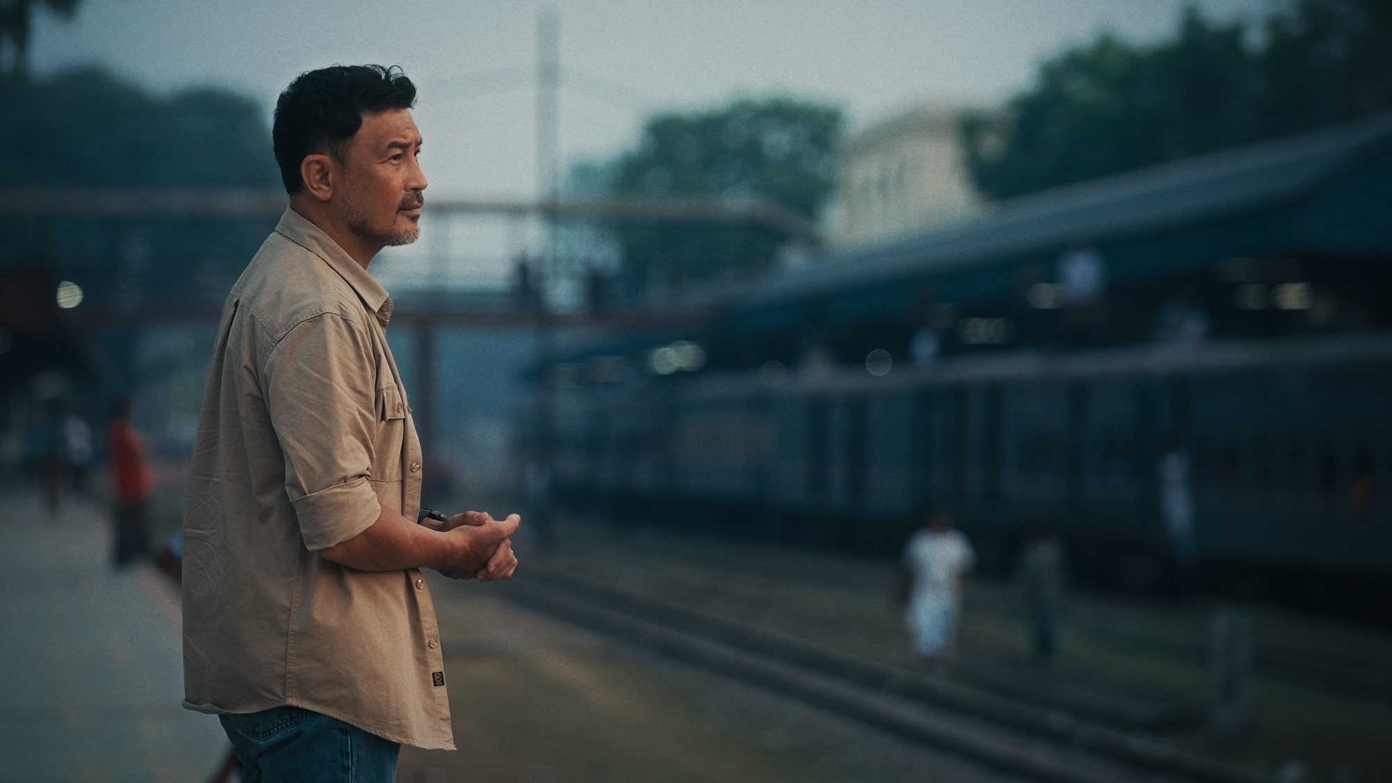 新加坡主持人林明倫挑戰孟加拉返鄉之旅 爬火車車頂體驗「一票難求」震撼現場 新加坡主持人林明倫挑戰孟加拉返鄉之旅 爬火車車頂體驗「一票難求」震撼現場