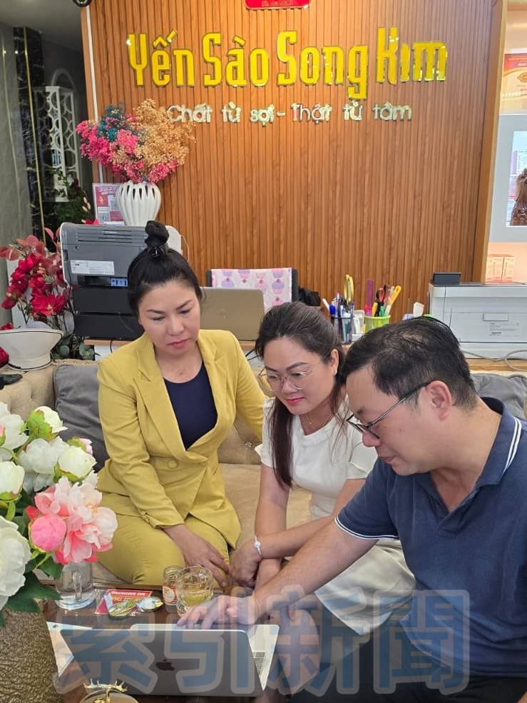 東協商會訪越南燕窩拓台越健康新商機 圖說:東協商會代表與 Yến Sào Song Kim 管理團隊在門市沙發區討論合作方案,透過實地交流深入了解越南燕窩產業鏈與市場趨勢。(圖由東協商會提供)