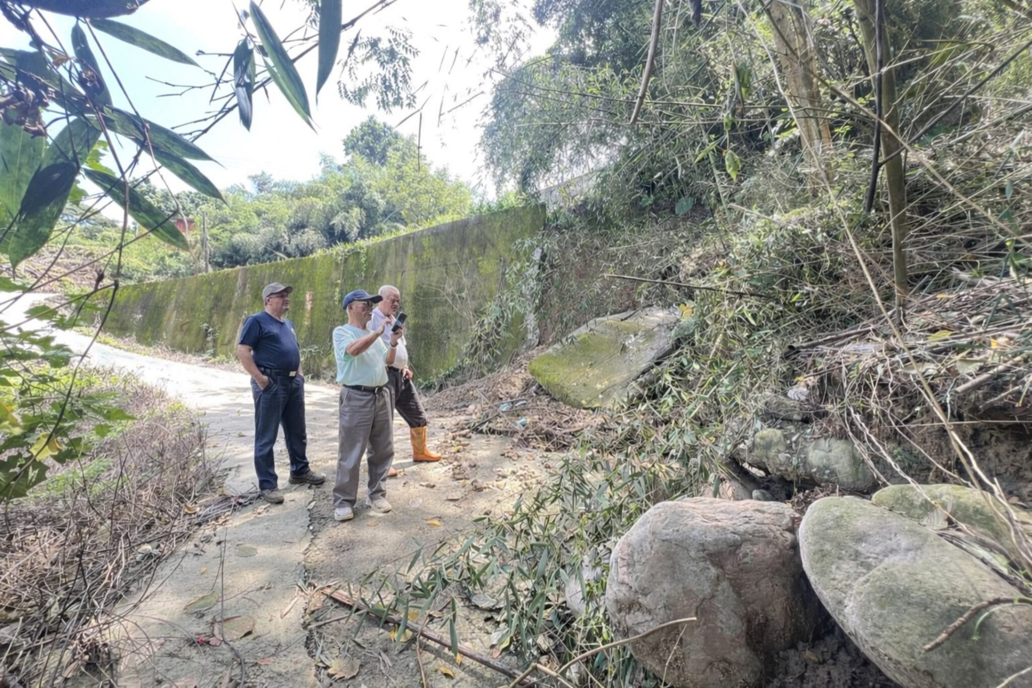 豪雨災後復建到位 東勢區隆興里農路擋土牆修復完成 民政局長:保障農產運輸與通行安全 豪雨災後復建到位 東勢區隆興里農路擋土牆修復完成 民政局長:保障農產運輸與通行安全